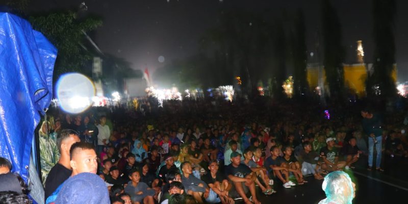Lesehan Bersama Warga, Kapolres dan Forkopimda Kabupaten Pekalongan Nobar Semifinal Piala Asia U-23 2024