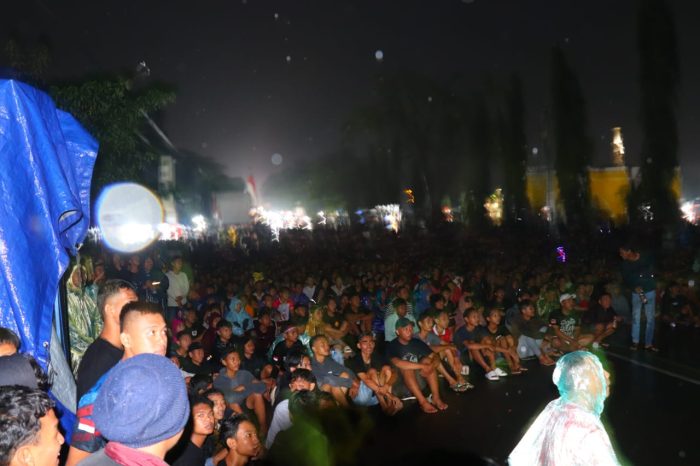 Lesehan Bersama Warga, Kapolres dan Forkopimda Kabupaten Pekalongan Nobar Semifinal Piala Asia U-23 2024