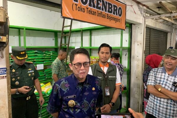 Pj Bupati Bojonegoro dan Forkopimda Sidak Pasar, Pastikan Stok Kebutuhan Pokok Aman Jelang Lebaran