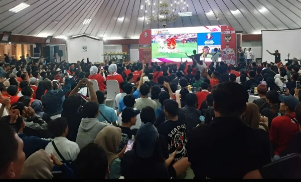 Semangat Tinggi Warga Bojonegoro Nobar Timnas di Pendopo Malowopati