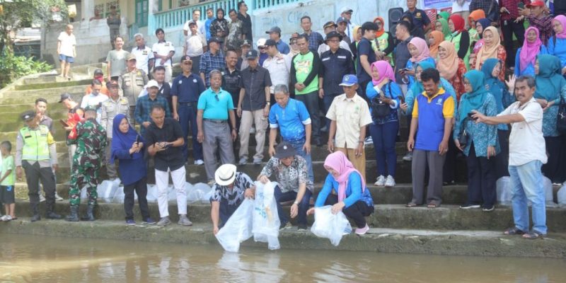 PJ Bupati OKU H. Teddy Meilwansyah Melepas kan Bibit Ikan Secara Simbolis Di Sungai Ogan 