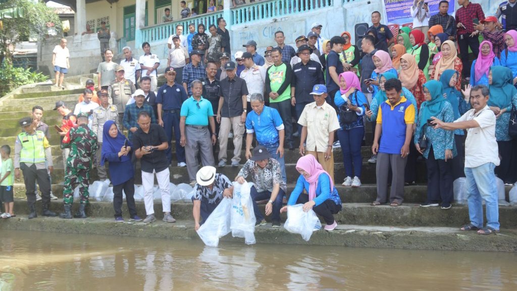 PJ Bupati OKU H. Teddy Meilwansyah Melepas kan Bibit Ikan Secara Simbolis Di Sungai Ogan 