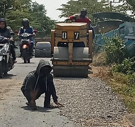 Unit Reaksi Cepat Dinas PUPR kabupaten Nganjuk Gerak Cepat Benahi Jalan Berlubang.