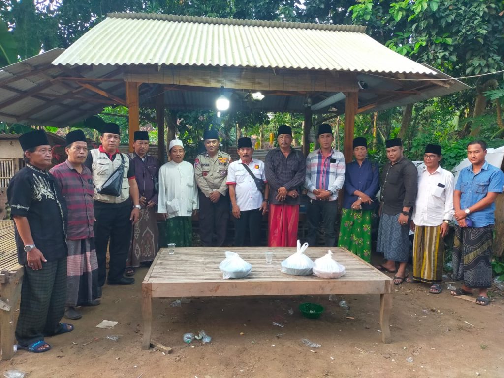 Ratusan Masyarakat Penuhi Haul Bujuk Rkh. Hasyim Bin Munir Abdurrahman di Desa Jambu Kec Burneh Bangkalan Madura