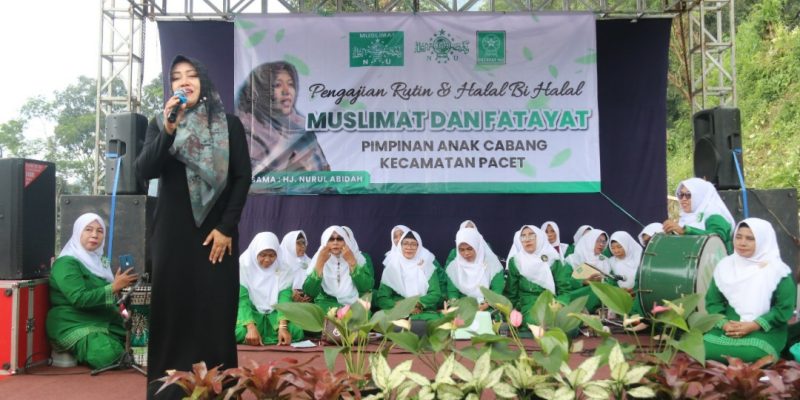 Hadiri Pengajian Muslimat Dan Fatayat Desa Cembor, Bupati Ikfina Apresiasi Dukungan Kaum Ibu Dalam Pembangunan Kabupaten Mojokerto