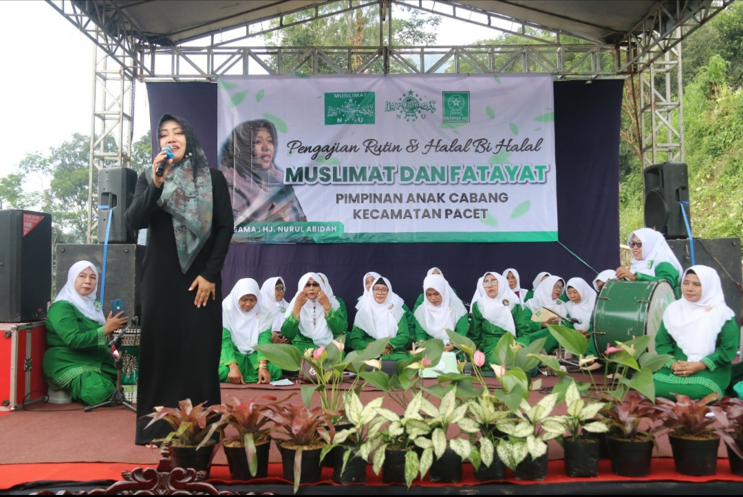Hadiri Pengajian Muslimat Dan Fatayat Desa Cembor, Bupati Ikfina Apresiasi Dukungan Kaum Ibu Dalam Pembangunan Kabupaten Mojokerto