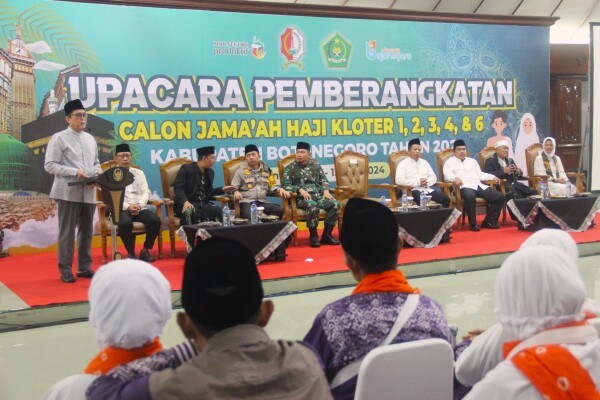 CJH Bojonegoro Diberangkatkan dari Pendopo Malowopati, Pj Bupati: Semoga Diberi Kelancaran dalam Beribadah