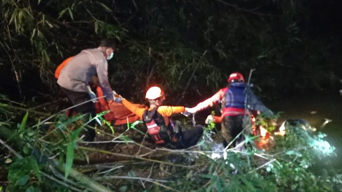 Polisi Evakuasi Sesosok Mayat Laki-Laki Yang Ditemukan Warga di Sungai Sragi Baru