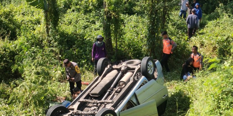 Gercep Polisi Dan Relawan Berhasil Evakuasi Korban Mobil Terjun Ke Jurang Di Mojokerto