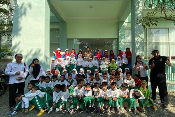 Puluhan Siswa KB RA Muslimat NU Nurul Ummah Kunjungi Radio Malowopati FM, Belajar Mengenal Profesi Broadcaster