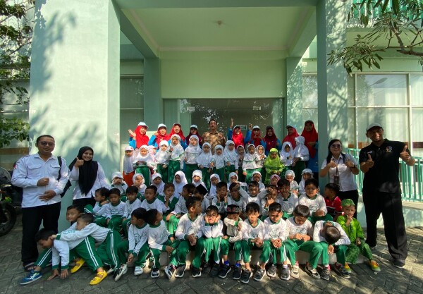 Puluhan Siswa KB RA Muslimat NU Nurul Ummah Kunjungi Radio Malowopati FM, Belajar Mengenal Profesi Broadcaster