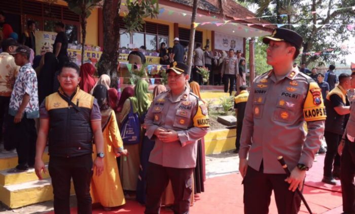 Polda Jatim Gelar Baksos dan Bakkes Laksanakan Program “Polisi Baik” di Lamongan.
