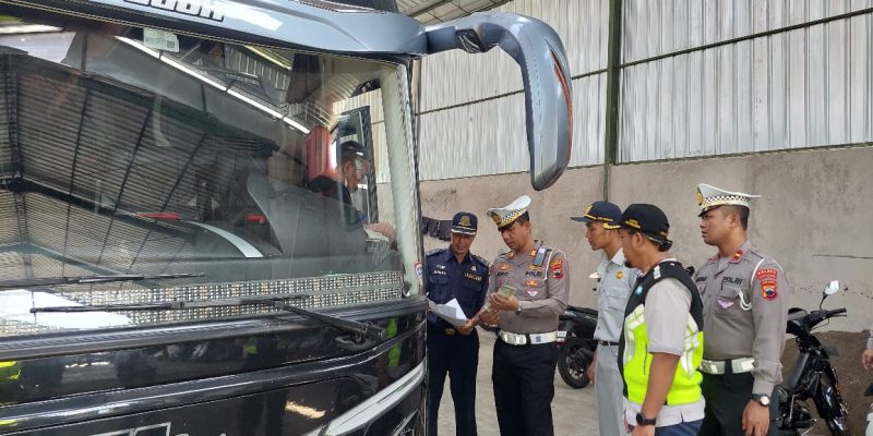 Satlantas Polres Pekalongan dan Tim Gabungan Gelar Pemeriksaan Layak Jalan Angkutan Wisata