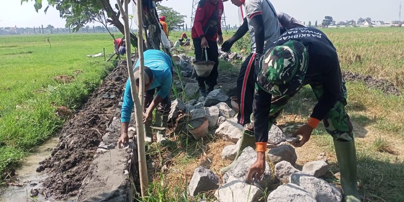 Disela Bangun Talud, Satgas TMMD ke 120 Manfaatkan Waktu Istirahat Berbincang Santai Dengan Warga