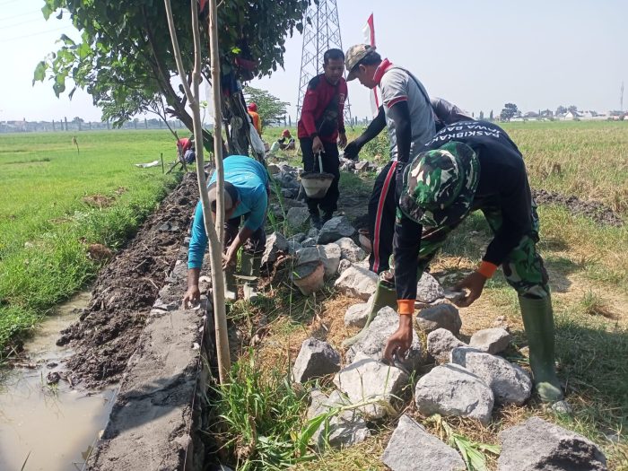 Disela Bangun Talud, Satgas TMMD ke 120 Manfaatkan Waktu Istirahat Berbincang Santai Dengan Warga
