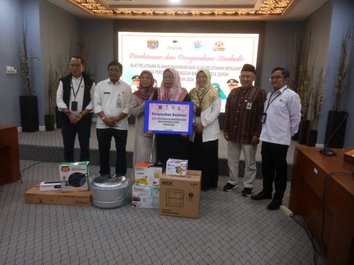 Bimbingan Dan penyerahan simbolism Slat Pelatihan olahraga Makanan Dan Pelatihan Menjahit Kepada Perempuan  Tanggu Bahagia Kora Depok Tahun 2024.