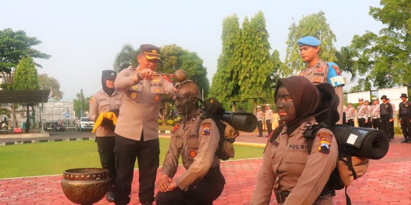 Kapolres Didampingi Ketua Bhayangkari Cabang Pekalongan Sematkan Baret Kepada Para Bintara Remaja 