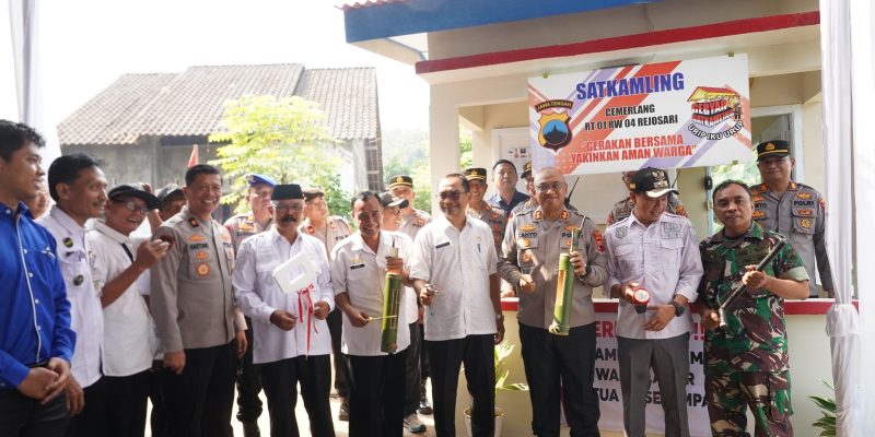 Kapolres Batang Resmikan Satkamling Cemerlang di Desa Clapar
