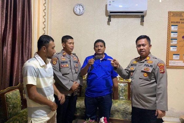 Kepala Desa Karya Makmur Serahkan Senpi Rakitan Temuan Warga Kepada Polisi