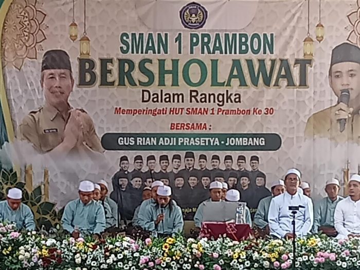 SMAN 1 Prambon Bersholawat Peringati HUT Ke 30