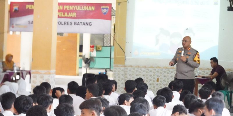 Kapolres Batang Berikan Edukasi dan Motivasi Kepada Siswa SMPN 3 Batang