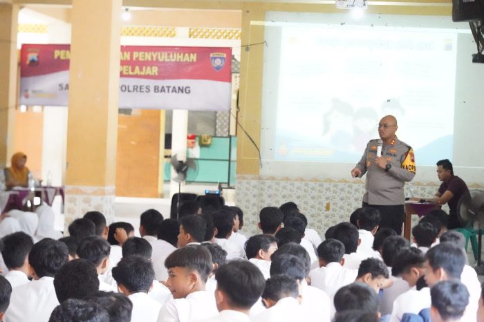 Kapolres Batang Berikan Edukasi dan Motivasi Kepada Siswa SMPN 3 Batang