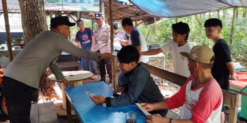 Sat Binmas Bagikan Pamflet Bahaya Narkoba Kepada Warga