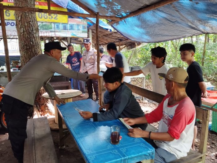 Sat Binmas Bagikan Pamflet Bahaya Narkoba Kepada Warga