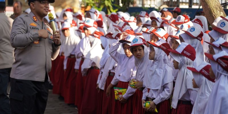 Kapolres Batang Sampaikan Pesan Bijak Kepada Pelajar SD Proyonanggan 11