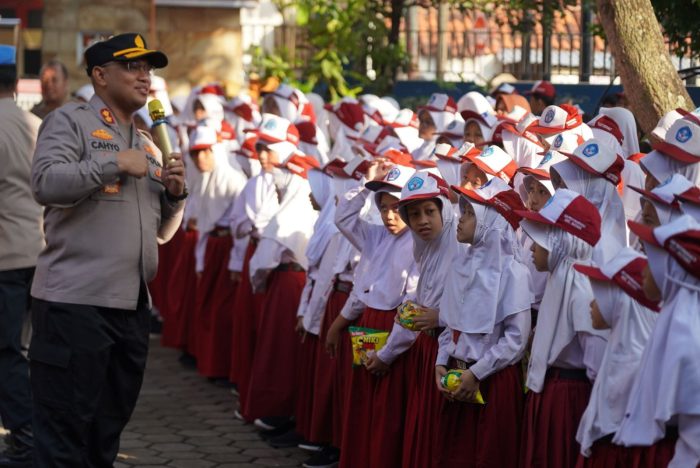 Kapolres Batang Sampaikan Pesan Bijak Kepada Pelajar SD Proyonanggan 11