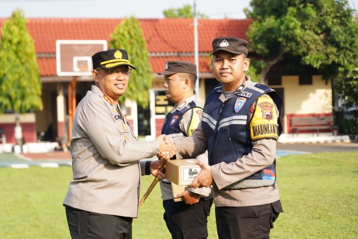 Kapolres Batang Serahkan Alkom HT/HP Lek 11 Motorola : Langkah Maju dalam Pelayanan Kepolisian