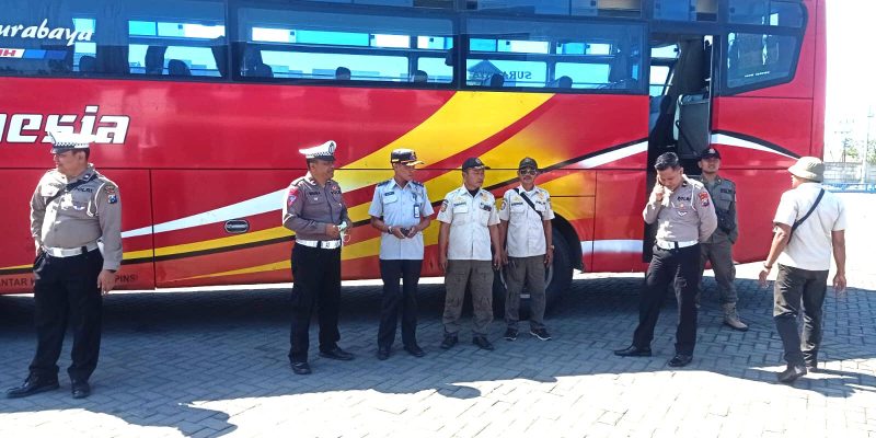 Satlantas Polres Tanjung Perak Lakukan Ramp check di Garasi PO Bus Jaya Utama