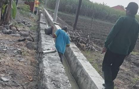 Rampungkan Pengerjaan Saluran Air Drainase dari Dinas PUPR di Desa Putren kecamatan Sukomoro