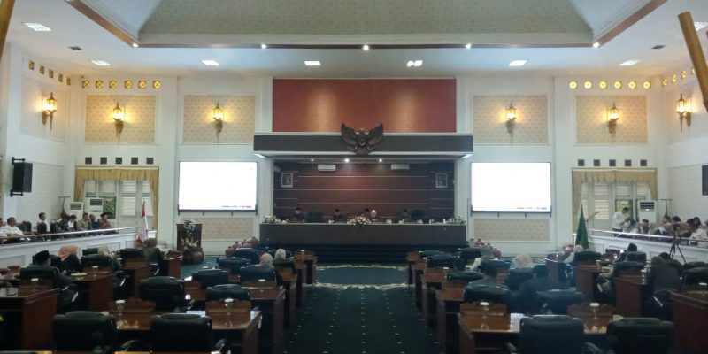 Sekda Norman Nugraha Sampaikan Penjelasan Bupati terhadap Raperda tentang RPJPD 2025-2045 Di Aula DPRD Purwakarta
