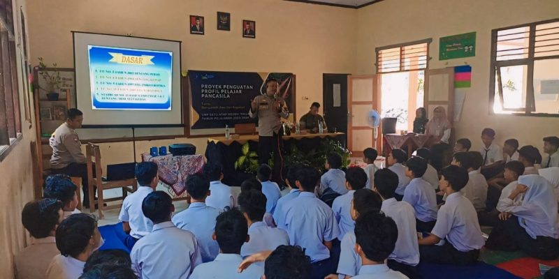 Puluhan Siswa-Siswi SMP Satu Atap Mesoyi Dengarkan Penyuluhan Bahaya Narkoba dari Anggota Polsek Talun