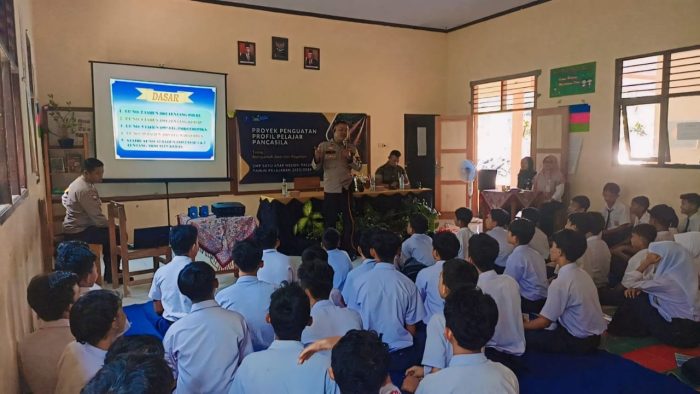 Puluhan Siswa-Siswi SMP Satu Atap Mesoyi Dengarkan Penyuluhan Bahaya Narkoba dari Anggota Polsek Talun
