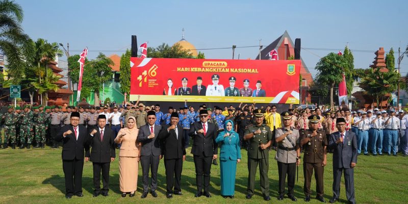 Pj. Wali Kota Mojokerto Serahkan Penghargaan Pada Peringatan Harkitnas 2024