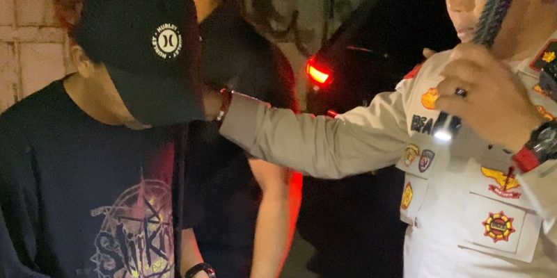 Polisi Gelar Operasi Amankan Pemuda Bawa Sajam Dan Pil Koplo Serta Beri Hadiah Coklat Pengendara Yang Lengkap