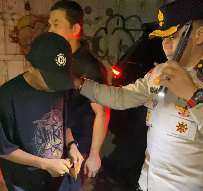Polisi Gelar Operasi Amankan Pemuda Bawa Sajam Dan Pil Koplo Serta Beri Hadiah Coklat Pengendara Yang Lengkap
