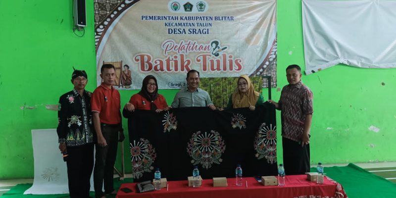 Tingkatkan Ekonomi, Pemerintah Desa Sragi Asah Potensi Warga Adakan Pelatihan Membatik
