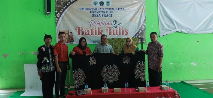 Tingkatkan Ekonomi, Pemerintah Desa Sragi Asah Potensi Warga Adakan Pelatihan Membatik
