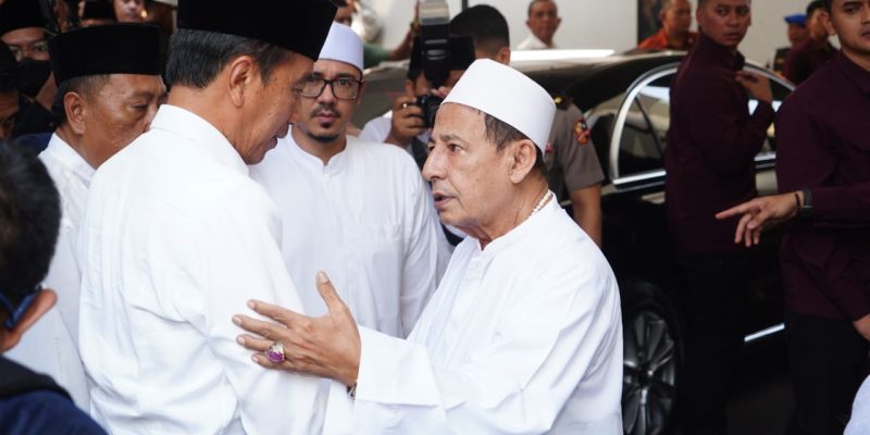 Rombongan Presiden Jokowi Takziah Ke Kediaman Habib Luthfi