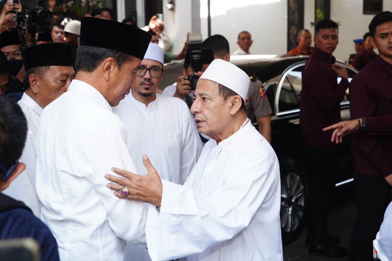 Rombongan Presiden Jokowi Takziah Ke Kediaman Habib Luthfi