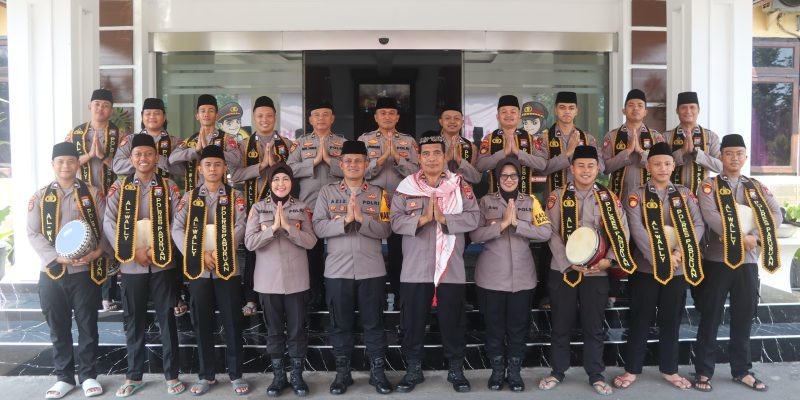 Delegasi Polres Pasuruan Raih Tropi Dalam Festival IV Shalawatan TNI-Polri Se Jatim