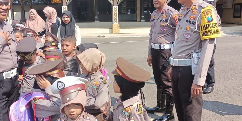 Polres Pelabuhan Tanjung Perak Tanamkan Disiplin Lalu Lintas Sejak Usia Dini