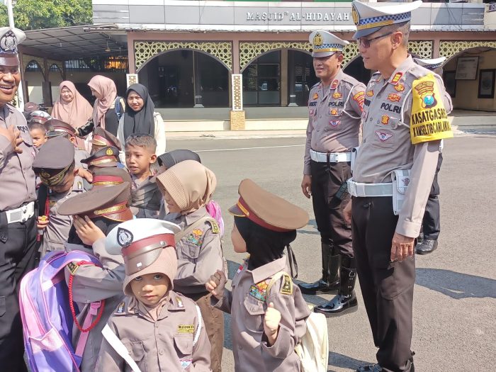 Polres Pelabuhan Tanjung Perak Tanamkan Disiplin Lalu Lintas Sejak Usia Dini