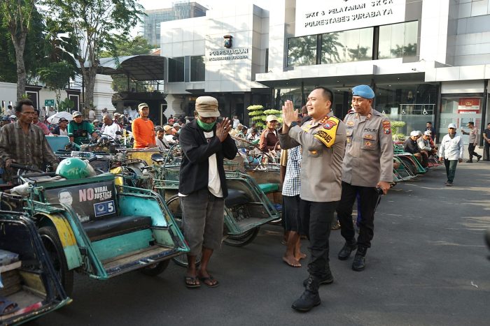 Tebar Kebahagiaan, Kapolrestabes Surabaya Kembali Gelar Sarapan Bareng Dan Berbagi Sembako Dengan Abang Becak