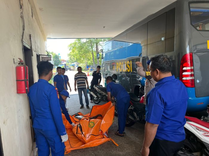 Satpolairud Polres Bangkalan Serta Tim Gabungan Search Dan Rescue Temukan Jenazah Yang Jatuh Di Laut