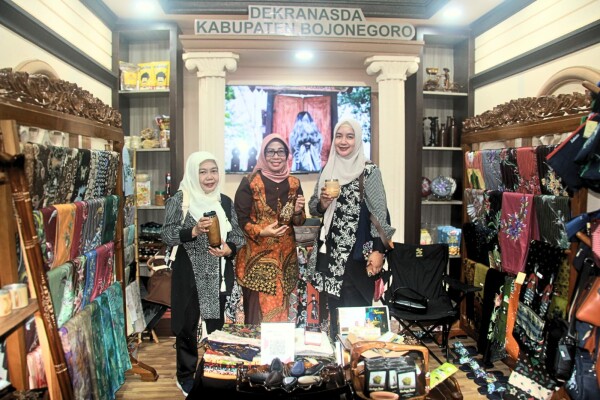Produk UMKM Bojonegoro Diminati Pengunjung Pameran Dekranas Ke-44 di Pura Mangkunegaran