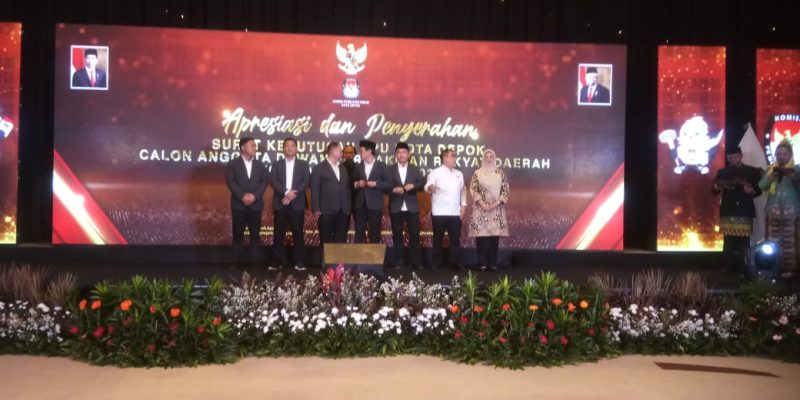 Walikota Depok Dr. KH. Mohammad Idris MA yang Diwakilkan Oleh Ratna Lienda SH. MH. Membuka Penyerahan Surat Keputusan Calon Anggota Dewan Perwakilan Raktat Daerah (DPRD) Pada Tahun 2024